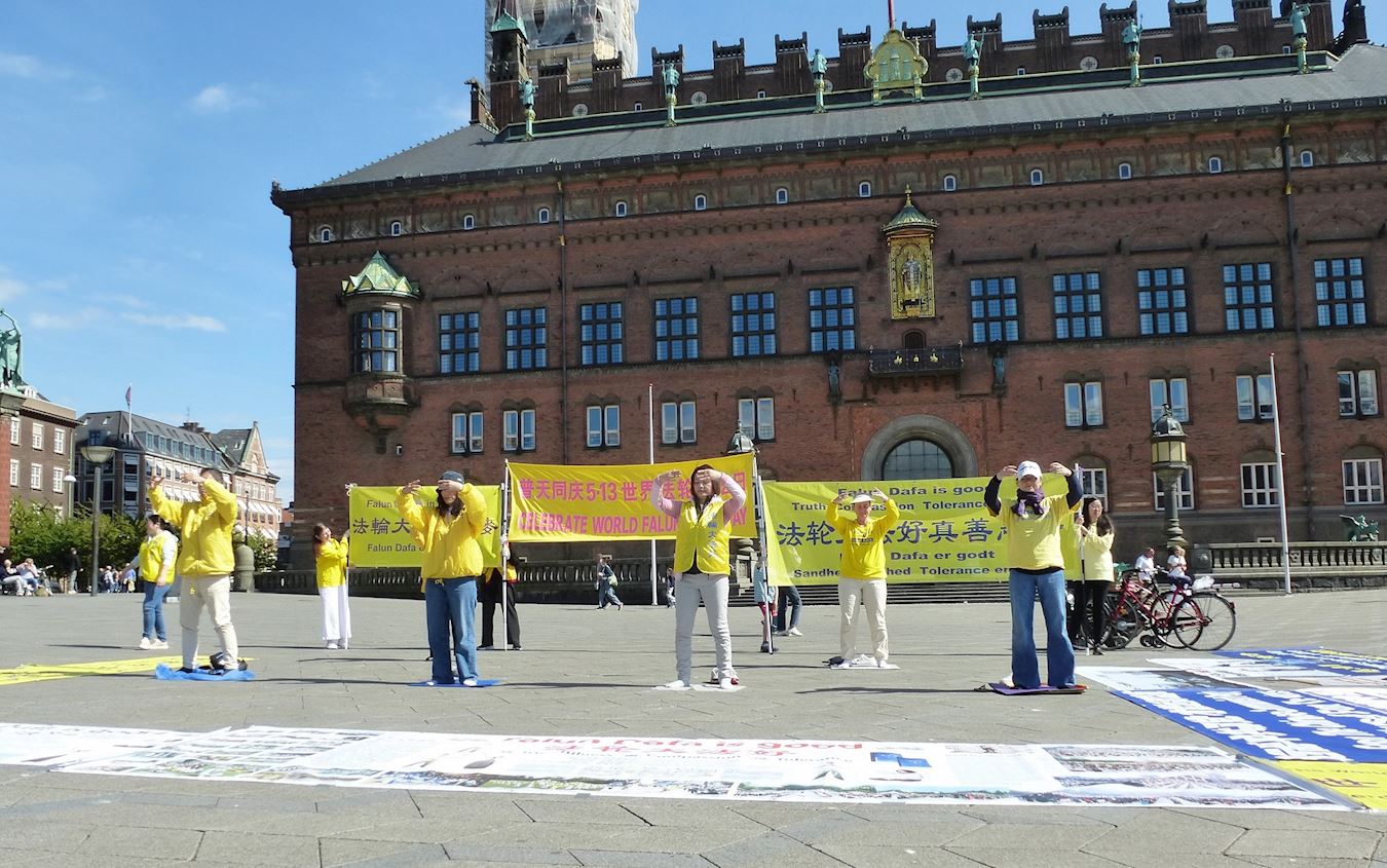 Image for article Copenhague, Dinamarca: Praticantes do Falun Dafa comemoram o Dia Mundial do Falun Dafa