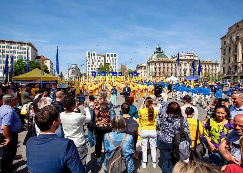 Image for article ​Munique, Alemanha: Comemoração do Dia Mundial do Falun Dafa com uma manifestação e um desfile em grande escala