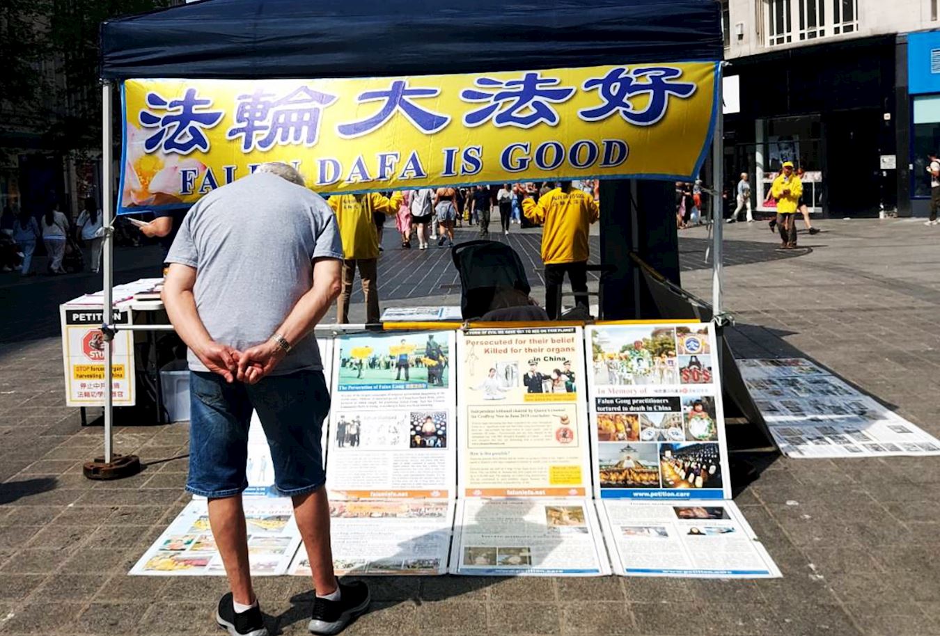 Image for article ​Inglaterra: Os praticantes comemoram o Dia Mundial do Falun Dafa apresentando a prática ao público