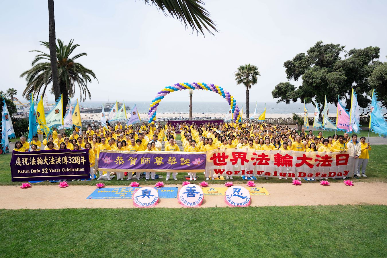 Image for article Los Angeles, EUA: Praticantes comemoram o Dia Mundial do Falun Dafa na praia de Santa Monica