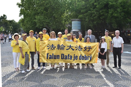 Image for article Eslováquia: Celebração do Dia Mundial do Falun Dafa em Bratislava atrai apoio de parlamentares e do público