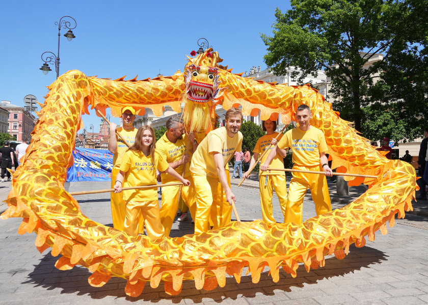 Image for article Varsóvia, Polônia: Prática em grupo e desfile celebram o Dia Mundial do Falun Dafa