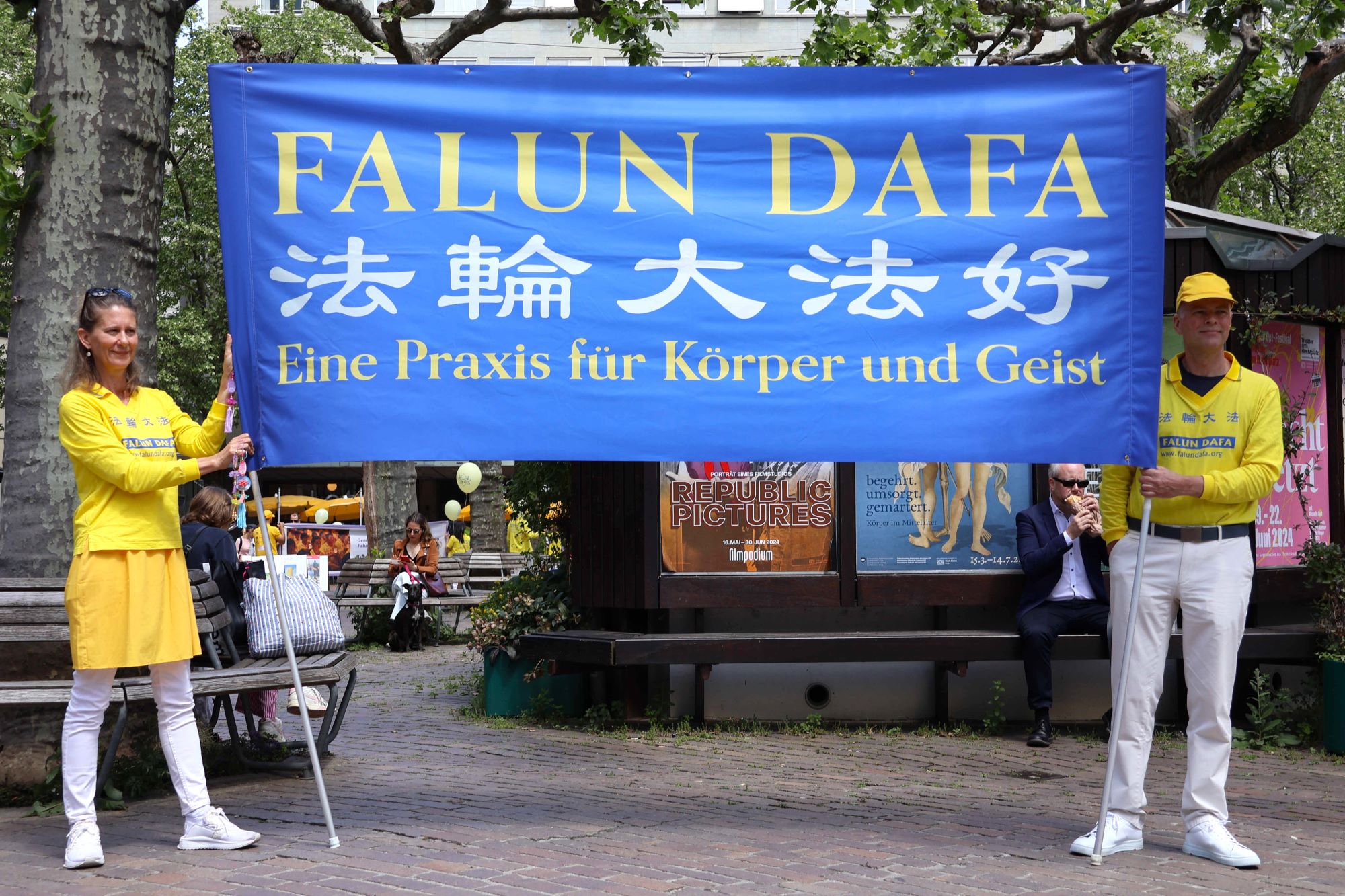 Image for article Zurique, Suíça: Praticantes comemoram o Dia Mundial do Falun Dafa