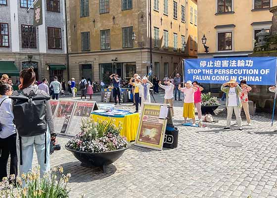 Image for article ​Suécia: Apresentando o Falun Dafa às pessoas no centro de Estocolmo