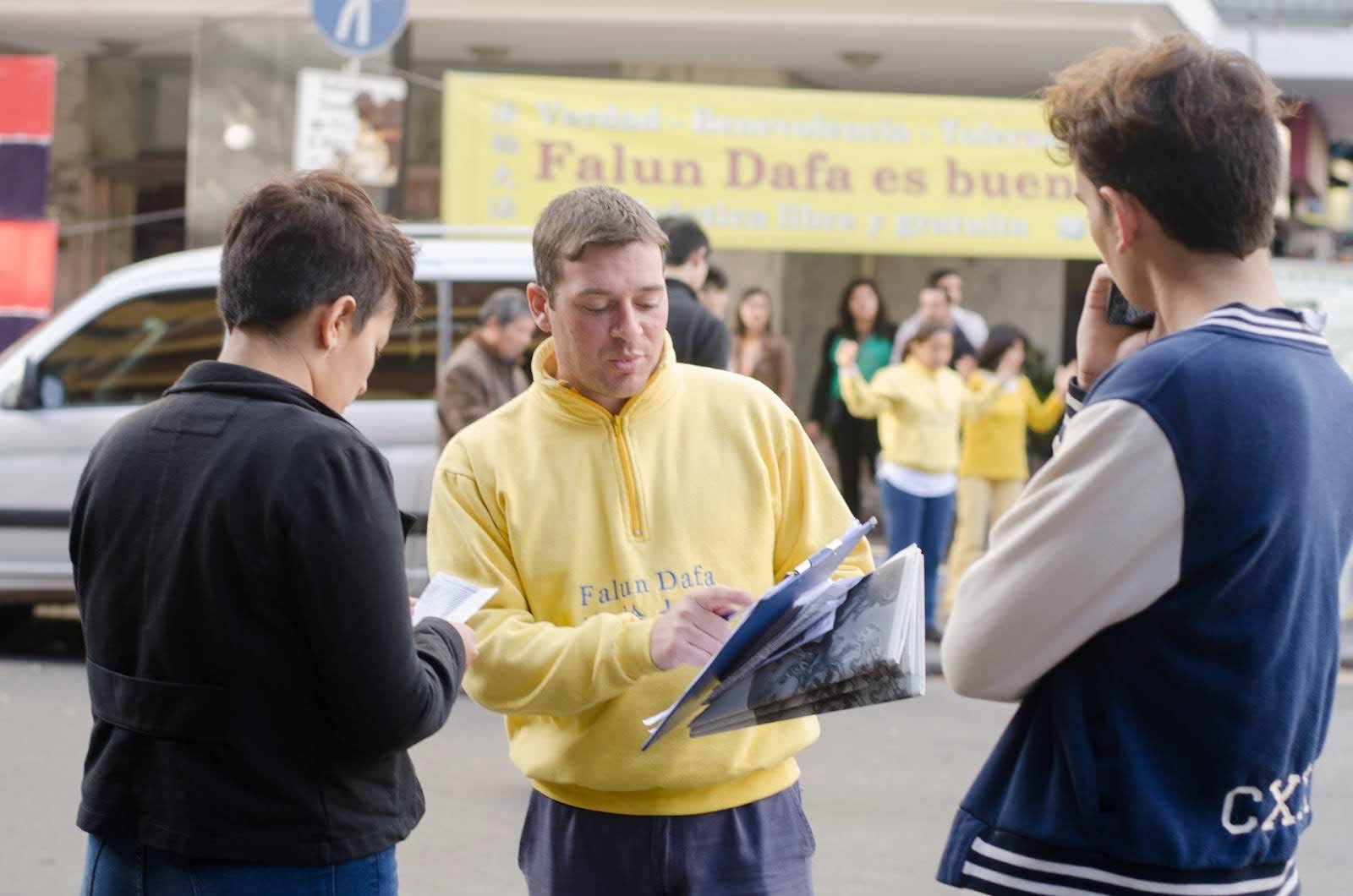 Image for article Argentina: Comemoração do Dia Mundial do Falun Dafa, os praticantes apresentam o Falun Dafa ao público