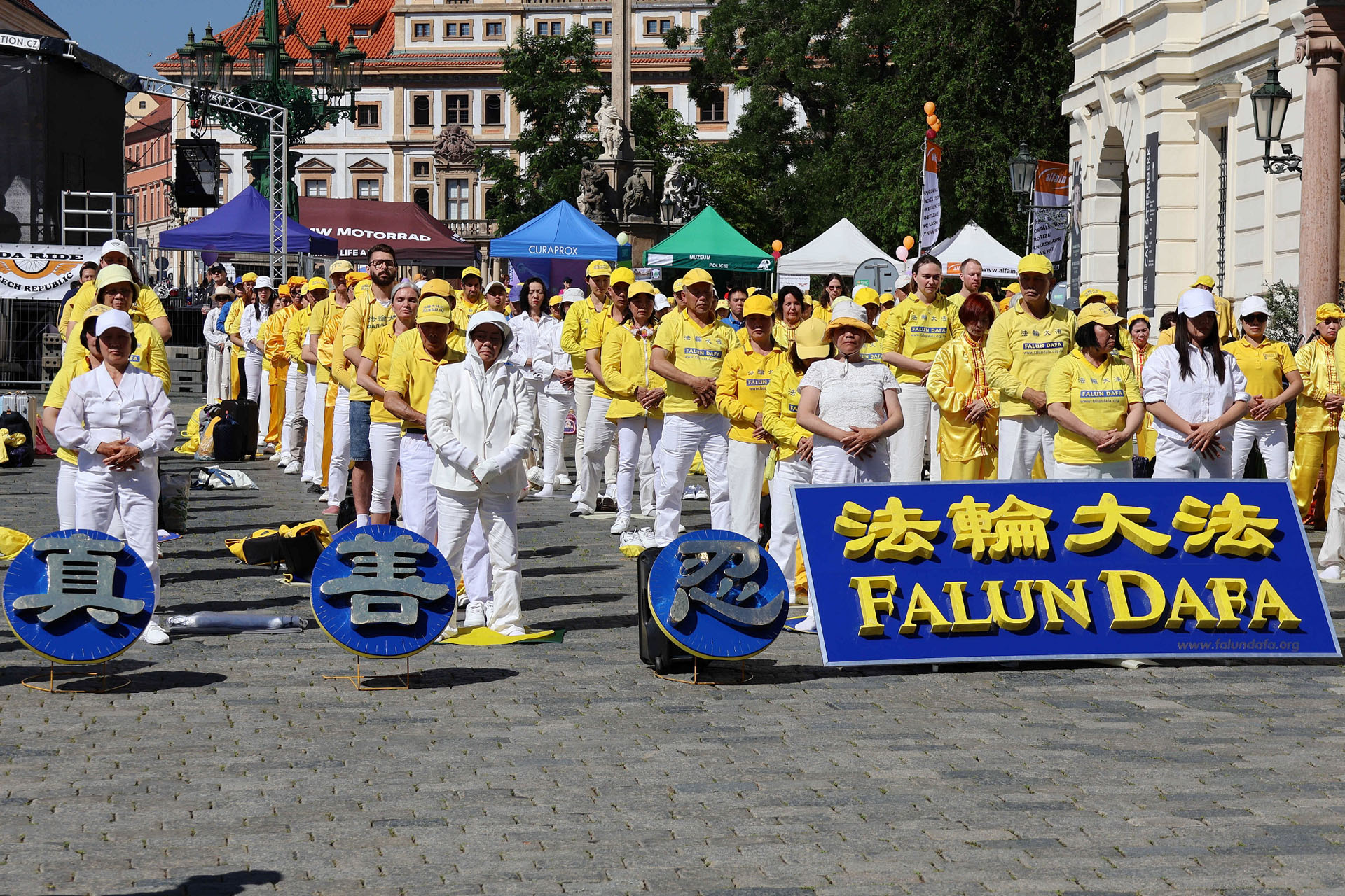 Image for article Desfile do Falun Dafa em Praga traz uma dimensão única para a capital histórica