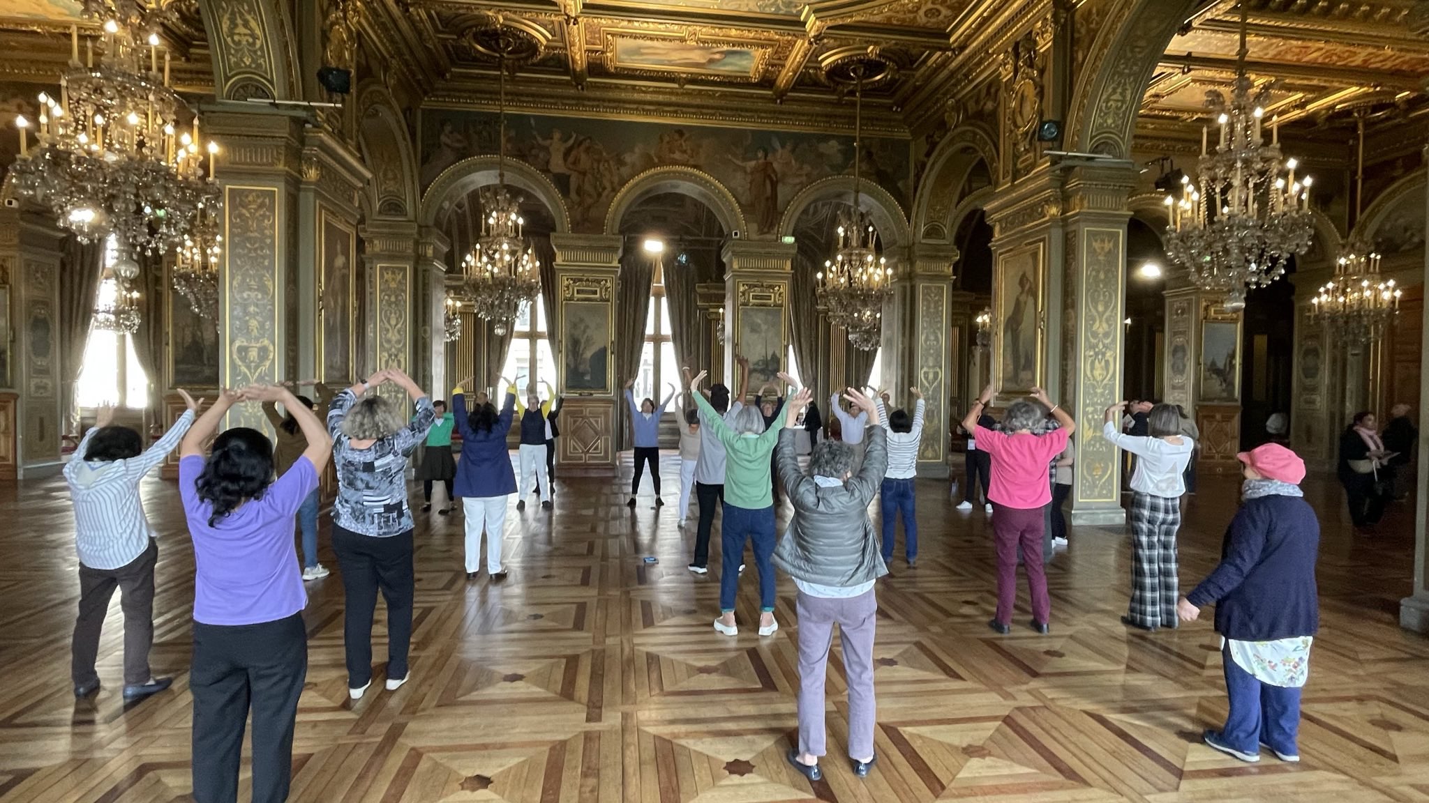 Image for article Paris, França: Apresentação do Falun Dafa na Prefeitura