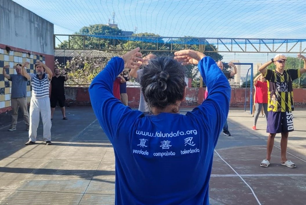 Image for article ​São Paulo, Brasil: Praticantes são convidados a apresentar o Falun Dafa a estudantes e professores