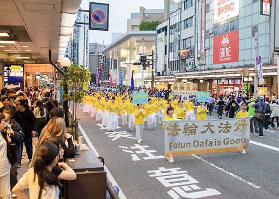 Image for article ​Japão: Praticantes transmitem a beleza do Falun Dafa no Festival Hyakumangoku de Kanazawa