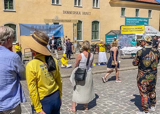 Image for article Visby, Suécia: Apresentando o Falun Dafa durante a Semana de Almedalen