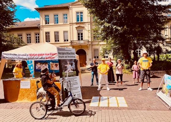 Image for article ​Alemanha: Público condena a perseguição de 25 anos ao Falun Gong durante evento em Heidelberg