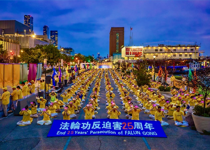 Image for article Nova York: As pessoas elogiam o Falun Dafa durante a prática dos exercícios em grupo e a vigília à luz de velas em frente ao Consulado Chinês