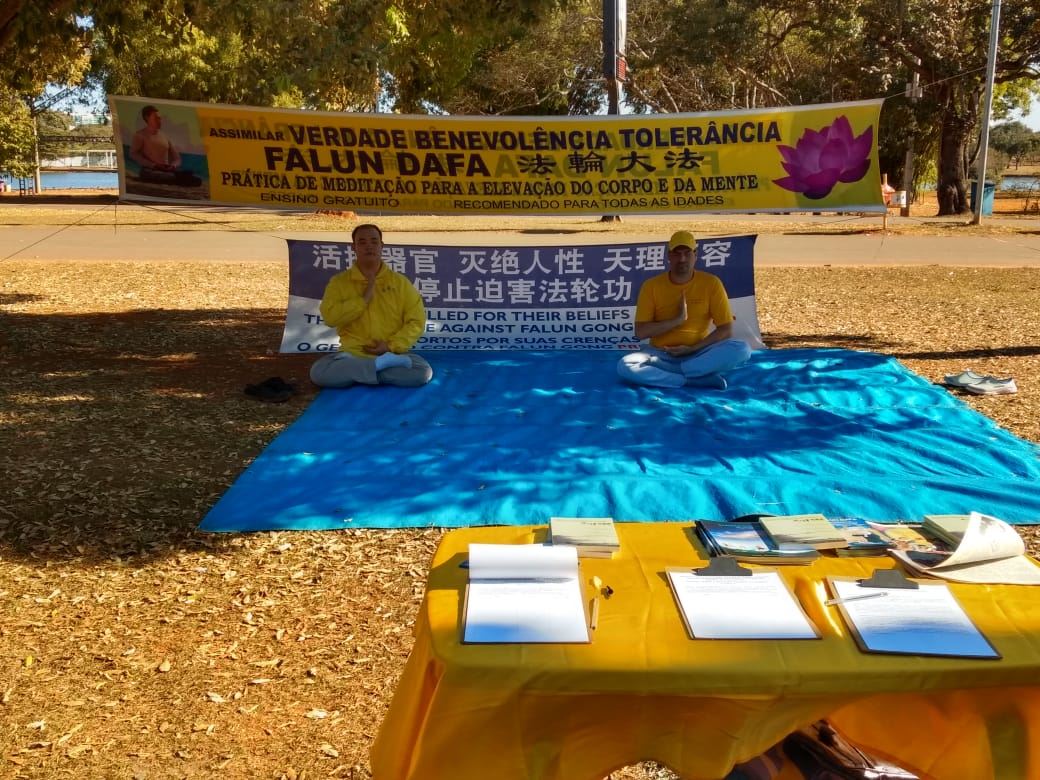 Image for article ​Brasil: Pessoas condenam a perseguição ao Falun Gong durante eventos em Brasília