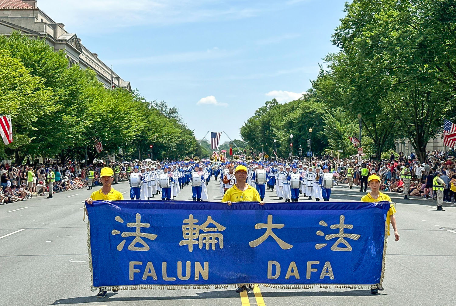 Image for article Espectadores admiram a apresentação do Falun Dafa no desfile do Dia da Independência de Washington