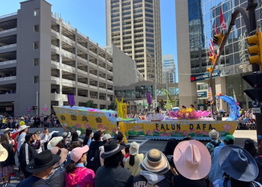 Image for article ​Canadá: Praticantes no desfile do Calgary Stampede tocam o público