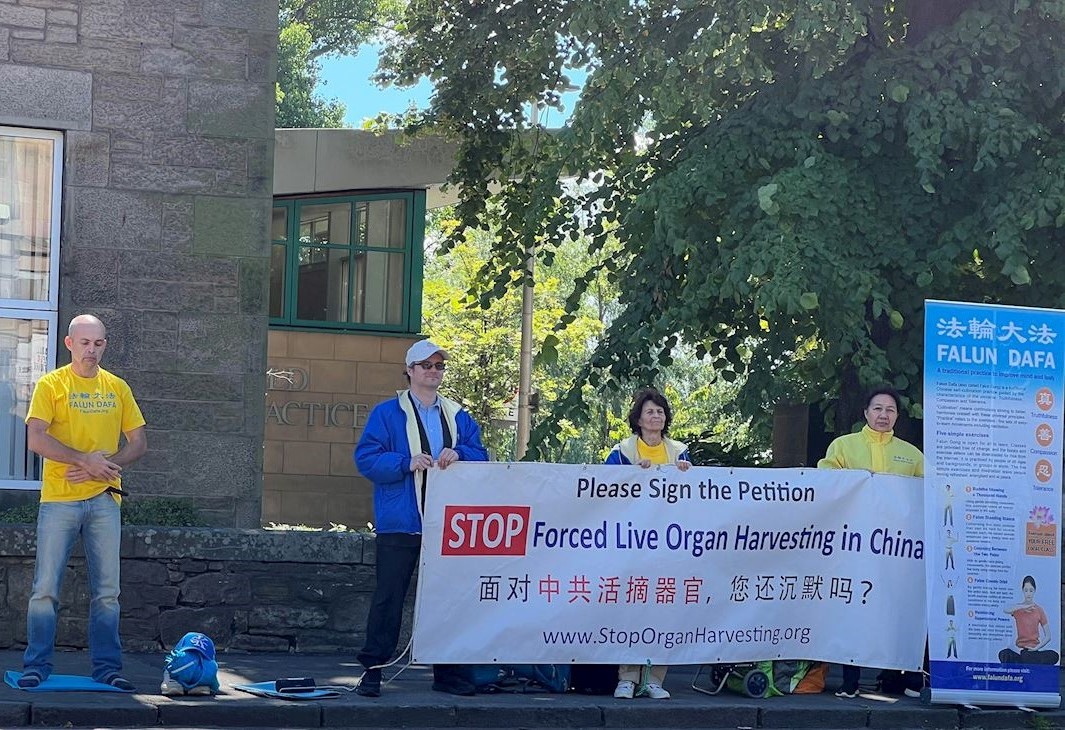 Image for article ​Escócia: Manifestação do lado de fora do consulado chinês pede o fim da perseguição ao Falun Gong