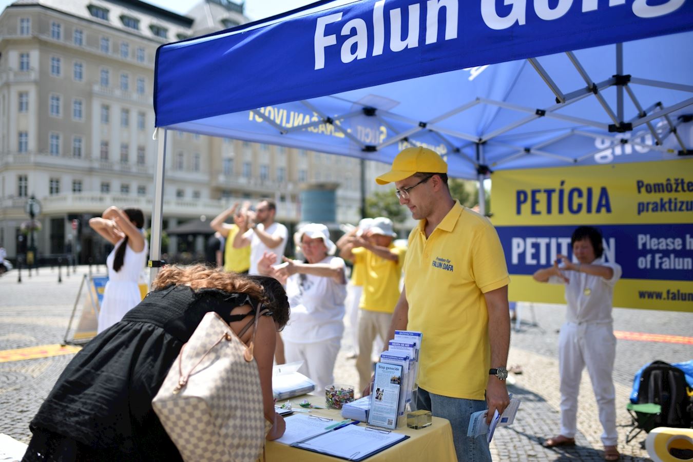 Image for article ​Eslováquia: Pessoas condenam a perseguição ao Falun Gong na China durante eventos em Bratislava