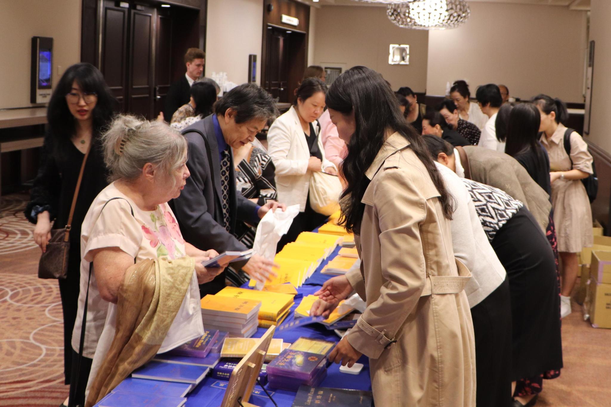 Image for article Canadá: Livraria Fa Yuan é popular durante a Conferência de Compartilhamento de Experiências do Falun Dafa