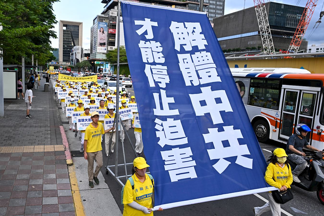 Image for article ​Taiwan: As pessoas expressam seu apoio ao Falun Gong durante grande passeata em Taipei