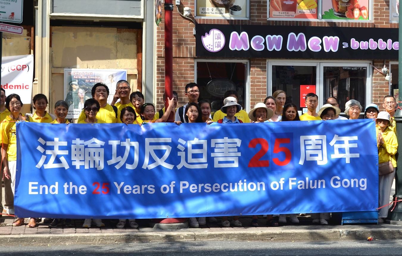 Image for article ​Filadélfia, Pensilvânia: Pessoas expressam apoio em uma manifestação em Chinatown pedindo o fim da perseguição ao Falun Gong