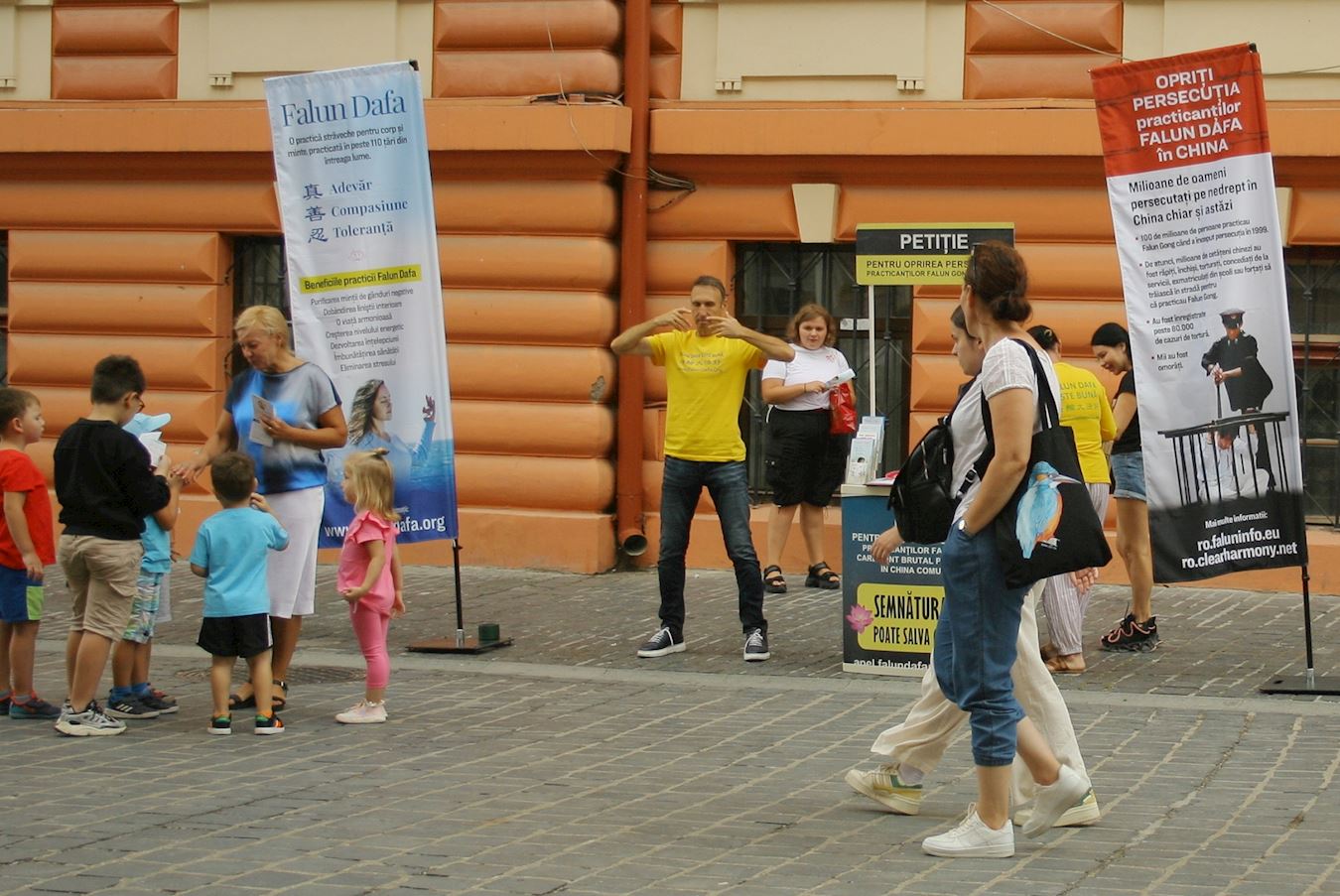 Image for article Romênia: Dia de atividades realizadas em duas cidades para informar sobre o Falun Dafa