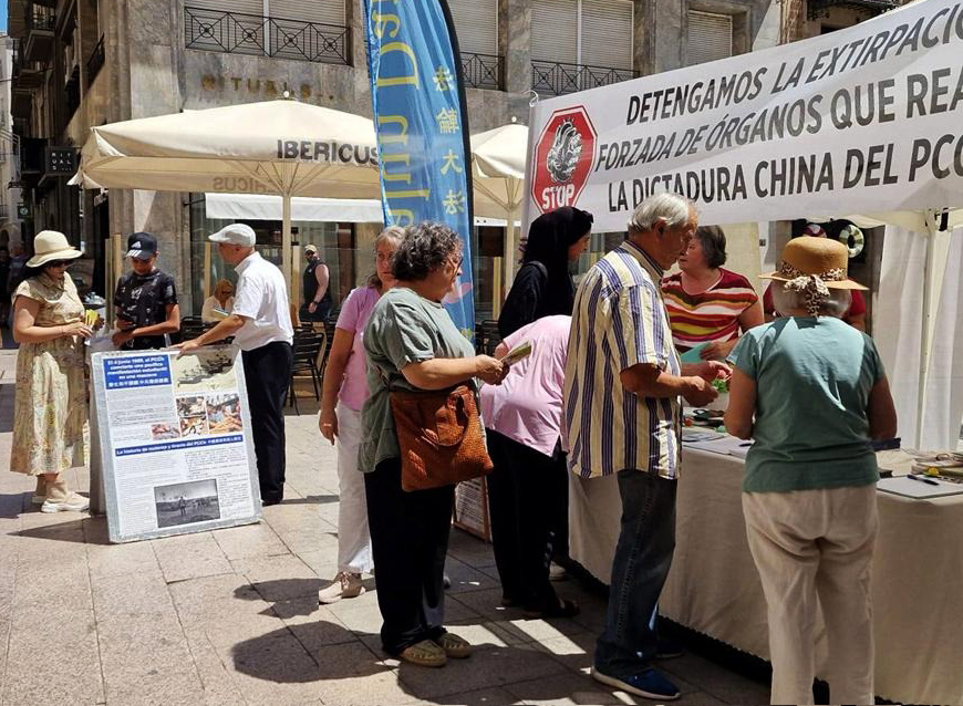 Image for article ​Espanha: Pessoas elogiam o Falun Dafa durante evento em Lleida