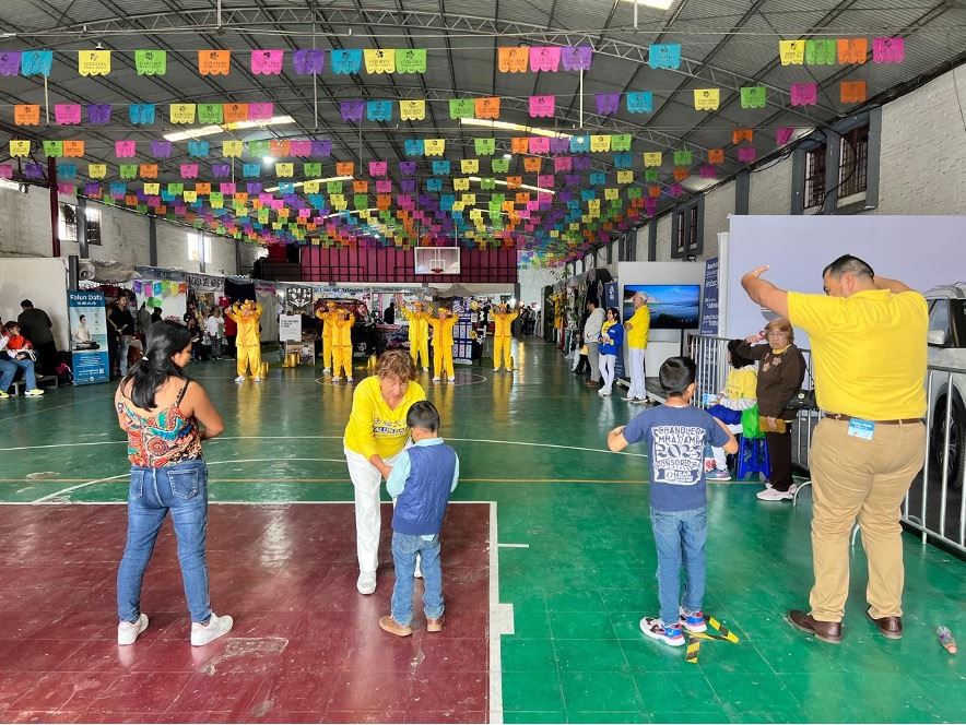 Image for article México: Participantes foram apresentados ao Falun Dafa durante a Feira Teziutlán 2024