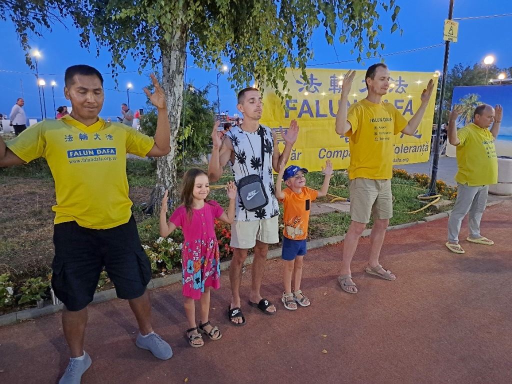 Image for article Romênia: Público elogia o Falun Dafa durante eventos em seis cidades