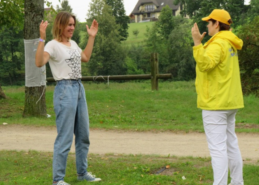 Image for article Letônia: Visitantes do festival aprendem o Falun Dafa