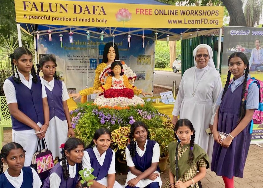 Image for article ​Índia: Visitantes da Exposição de Flores de Lalbagh conhecem o Falun Dafa