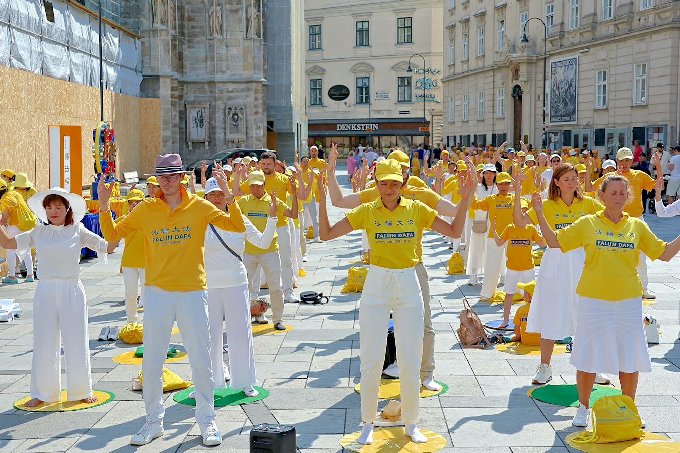 Image for article ​Viena, Áustria: A inspiração de um casal israelense após observar as manifestações pacíficas dos praticantes do Falun Dafa