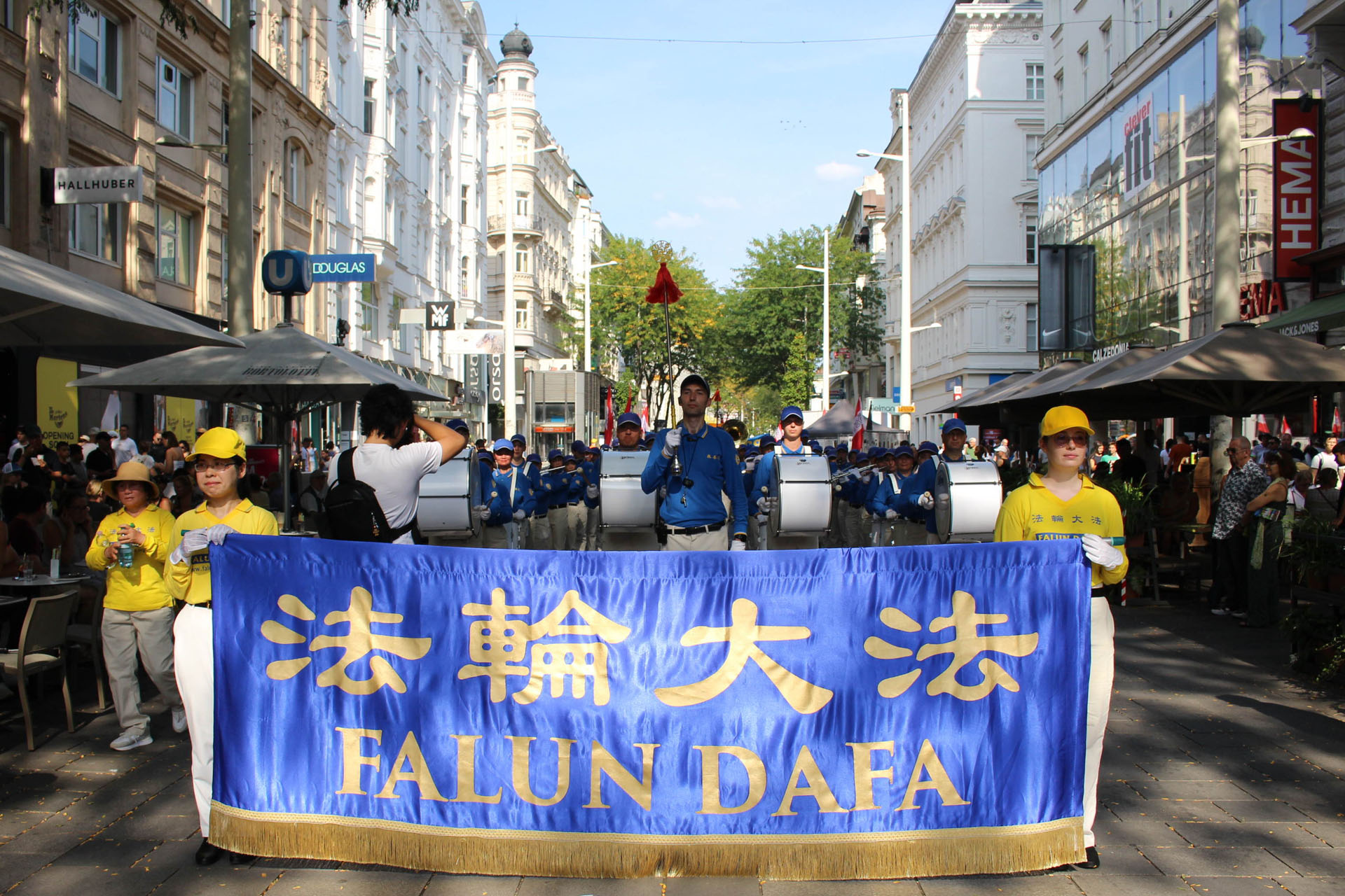 Image for article ​Áustria: Pessoas elogiam o Falun Dafa e condenam a perseguição durante desfile em Viena