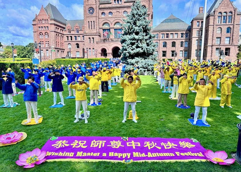 Image for article Toronto: Os praticantes desejam ao fundador do Falun Dafa um feliz Festival do Meio do Outono