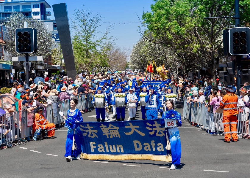 Image for article Toowoomba, Austrália: Falun Dafa encanta espectadores no grande desfile de flores