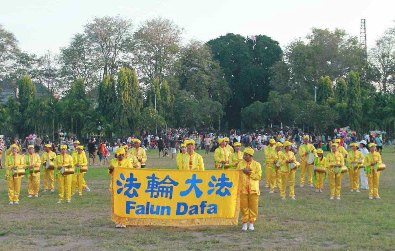 Image for article ​Indonésia: Meditação e tambores de cintura levam a beleza do Falun Dafa para Bali