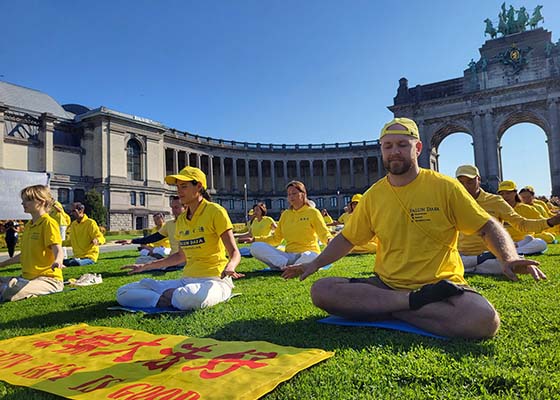 Image for article ​Praticantes descrevem como o Falun Dafa melhorou suas vidas durante evento na Bélgica