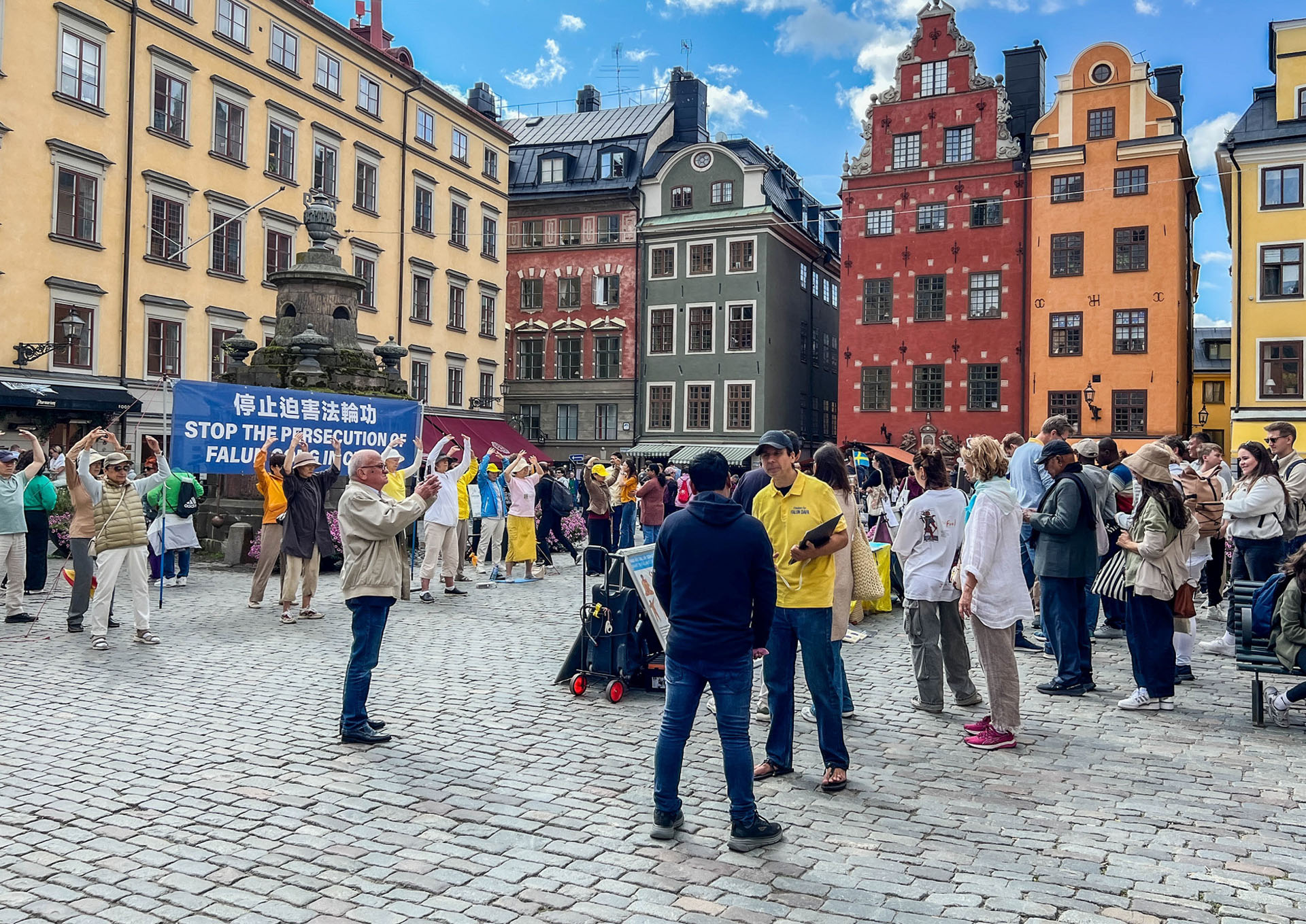 Image for article ​Suécia: Conscientização sobre o Falun Dafa perto do Museu do Prêmio Nobel em Estocolmo