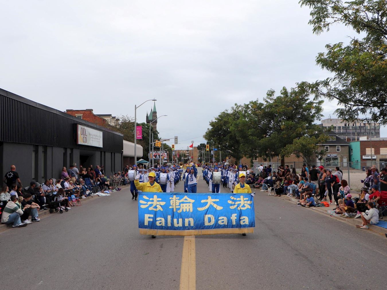 Image for article Canadá: Falun Dafa tem calorosa acolhida no desfile do Festival da Uva e do Vinho de Niagara