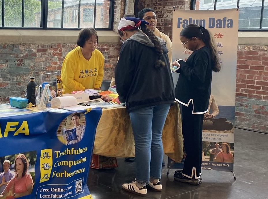 Image for article Rhode Island, EUA: Público aprende Falun Gong no Annual Heritage Festival