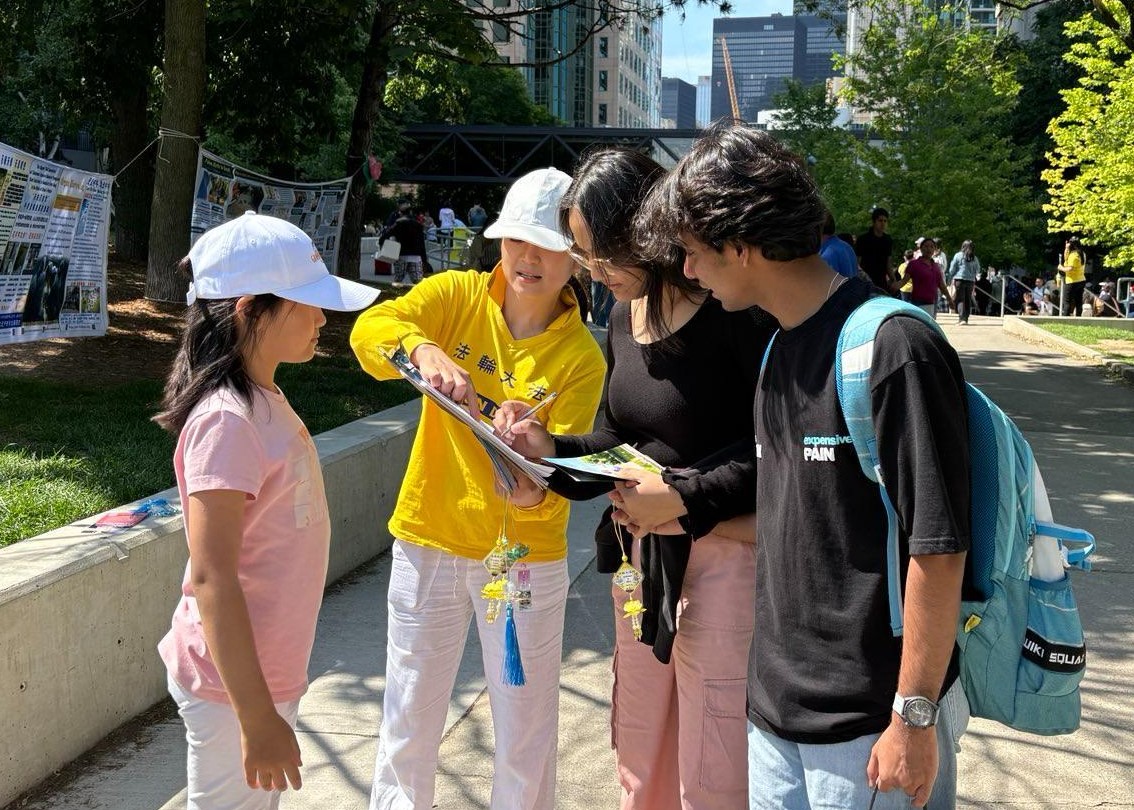 Image for article ​Toronto, Canadá: As pessoas aprendem sobre o Falun Gong e a perseguição no Harbour Square Park