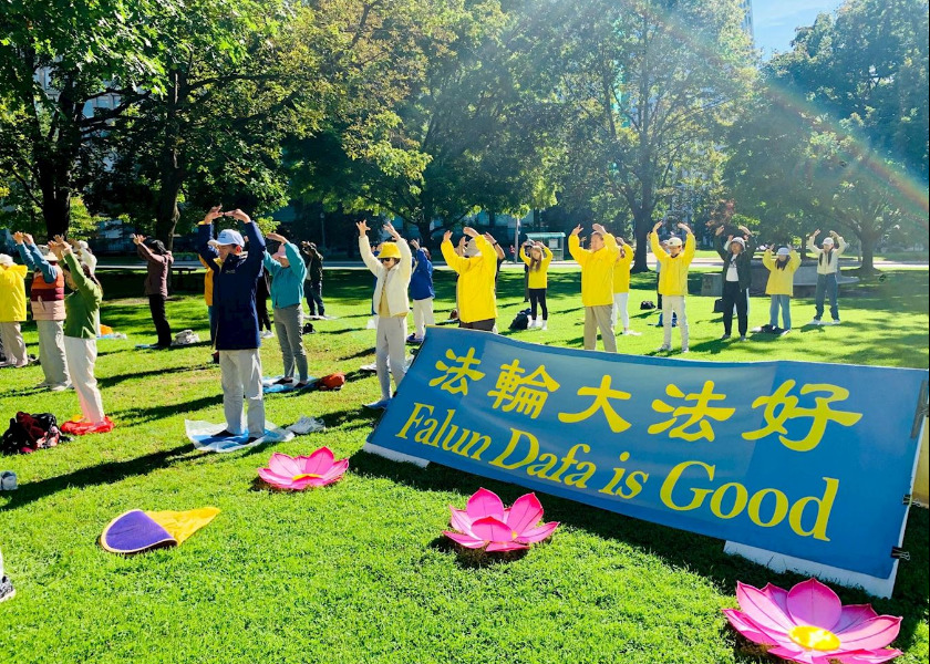 Image for article Toronto, Canadá: Exercícios do Falun Dafa no Queen's Park atraem visitantes para aprender sobre a prática