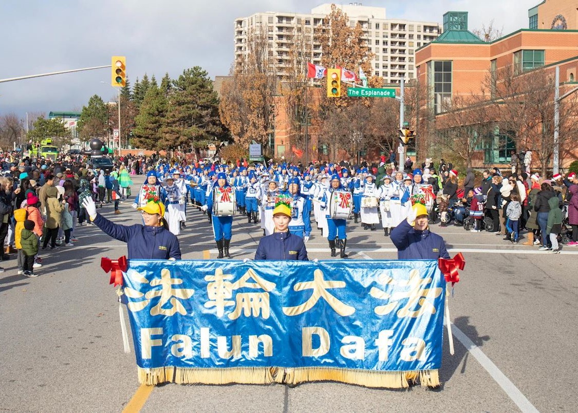 Image for article Toronto: Princípios do Falun Dafa são elogiados durante os desfiles de Natal