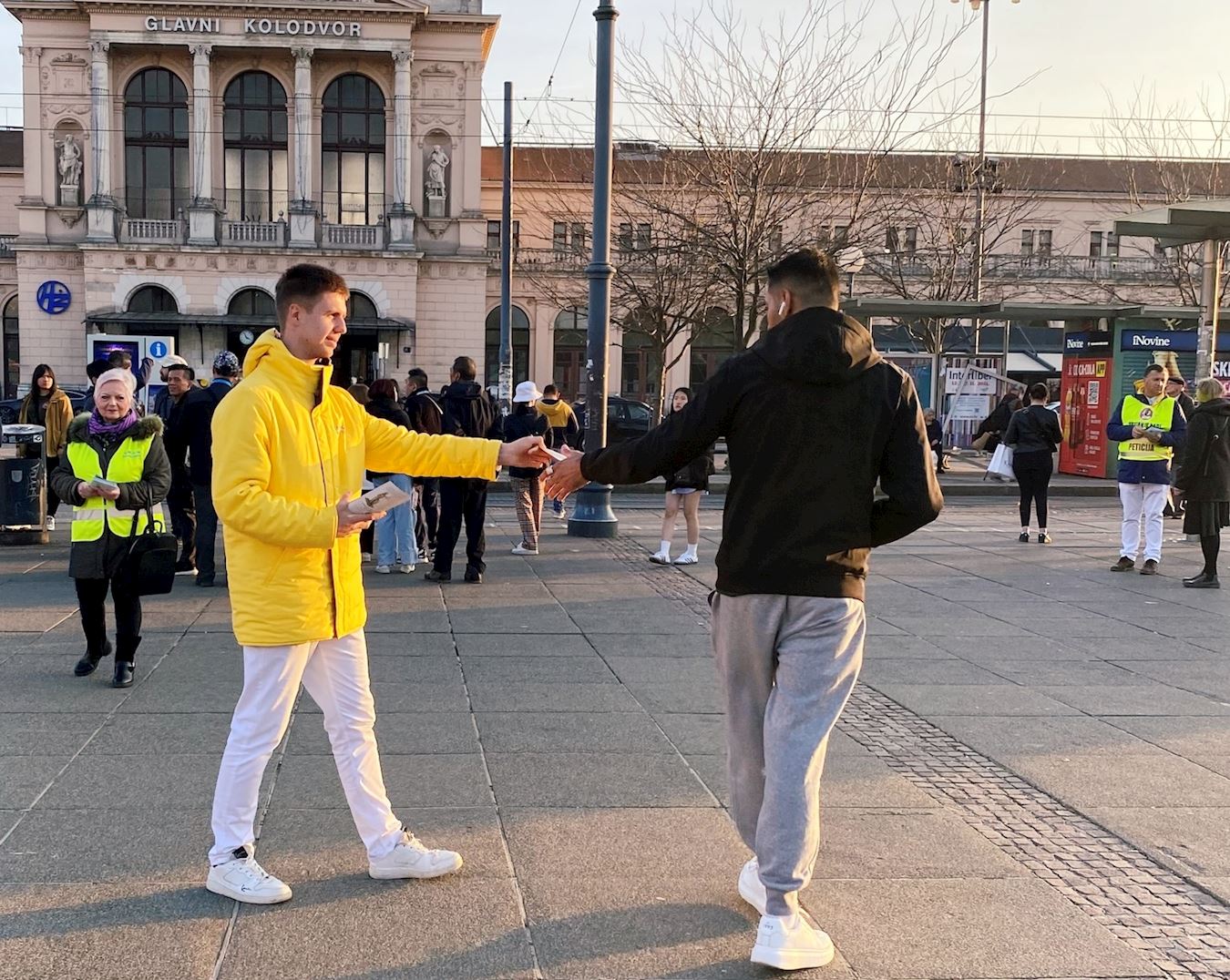 Image for article Croácia: Pessoas condenam a perseguição ao Falun Dafa em evento informativo em Zagreb