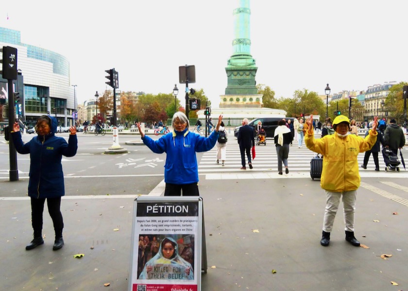 Image for article ​Paris: Na Place de la Bastille, as pessoas assinam uma petição para protestar contra a perseguição ao Falun Dafa