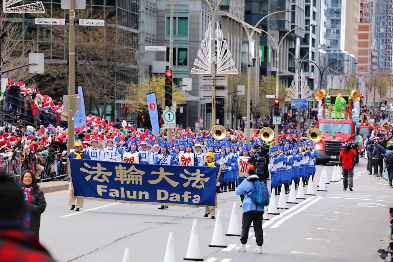 Image for article ​Canadá: A Banda Marcial Tian Guo é bem recebida na Parada de Natal de Montreal