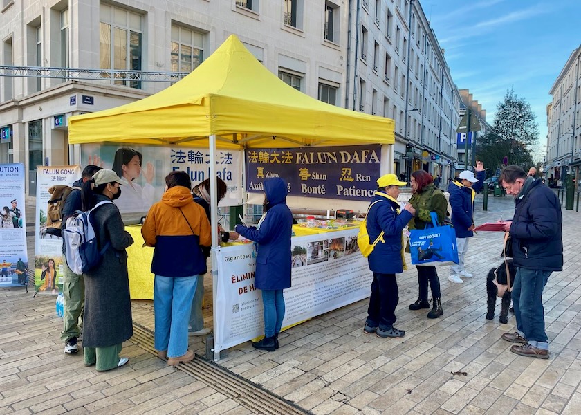 Image for article ​França: Praticantes apresentam o Falun Dafa em cidades da França Central