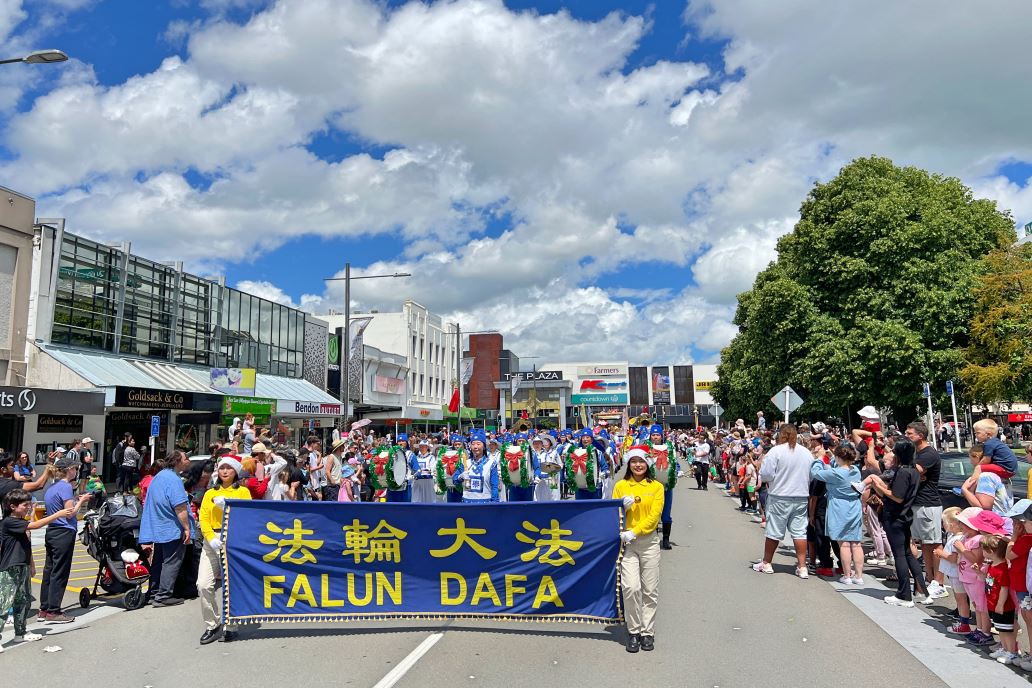 Image for article Nova Zelândia: Praticantes do Falun Dafa participam dos desfiles de Natal em cinco cidades