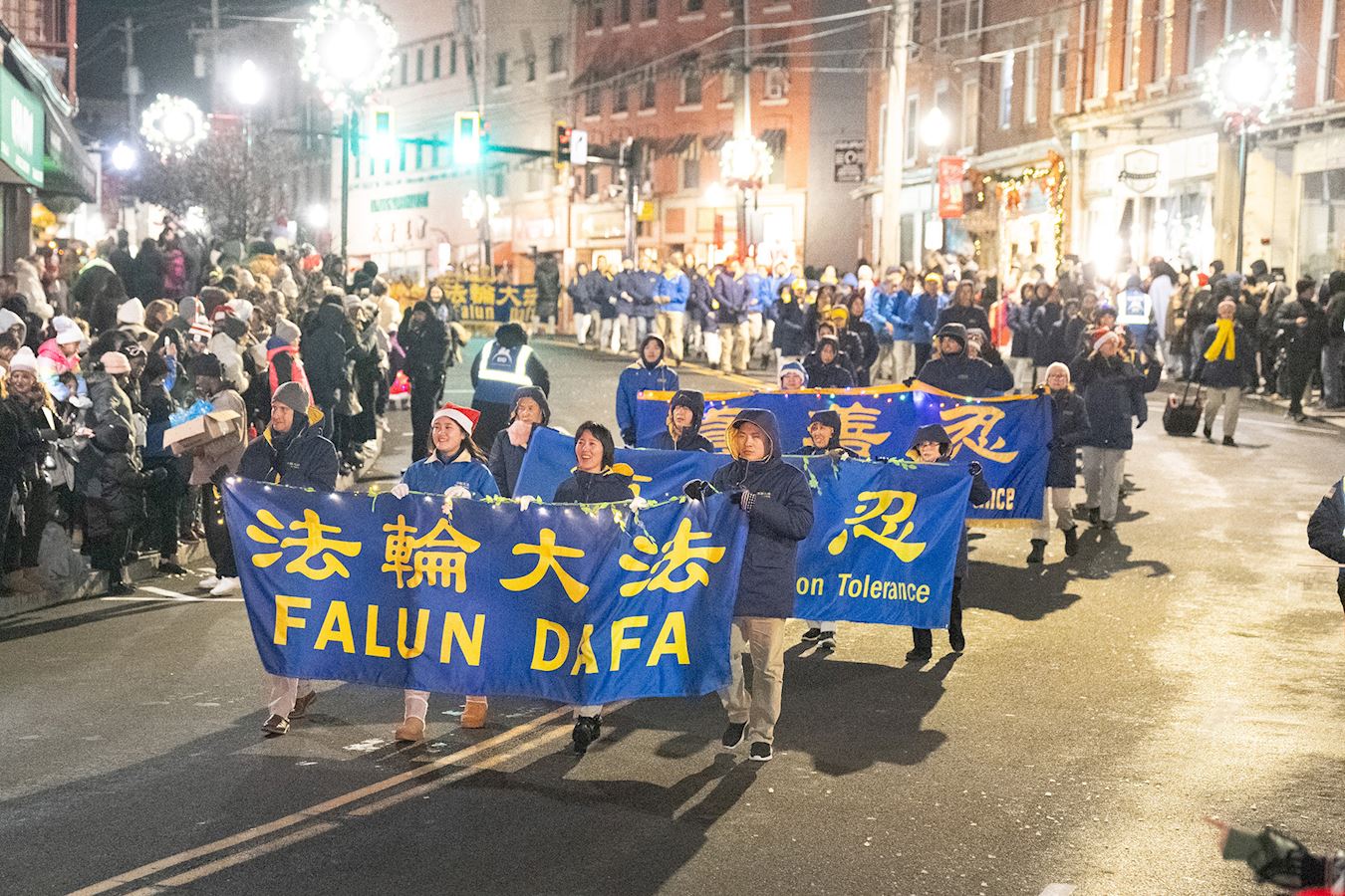 Image for article ​Norte do estado de Nova York, EUA: Os praticantes do Falun Dafa são bem recebidos nos desfiles de iluminação natalina