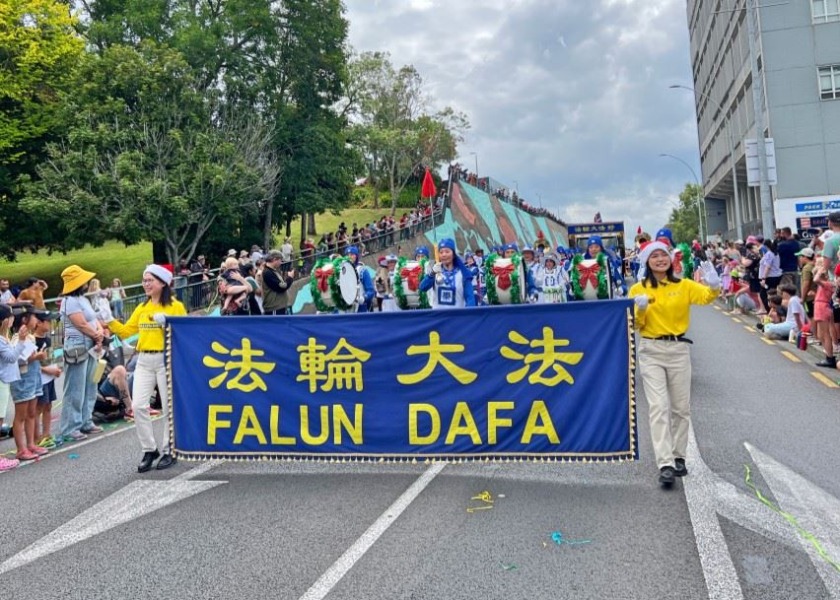 Image for article Nova Zelândia: Praticantes do Falun Dafa participam de sete desfiles de Natal