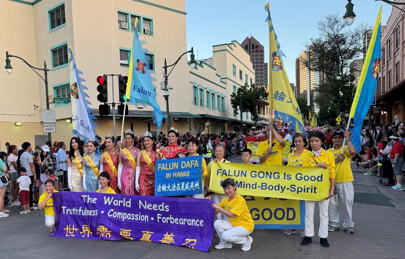 Image for article Havaí: Falun Dafa é bem-vindo no desfile de Ano Novo em Chinatown